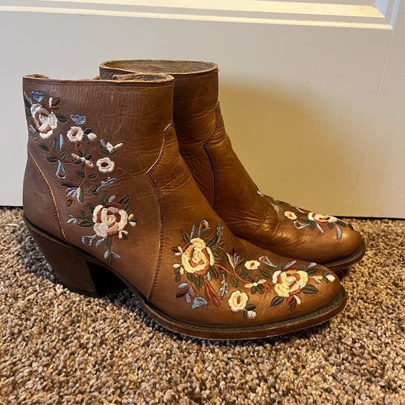 Darling Shyanne booties with slight heel. So pretty! size 9.5, true to size. - Picture 3 of 5